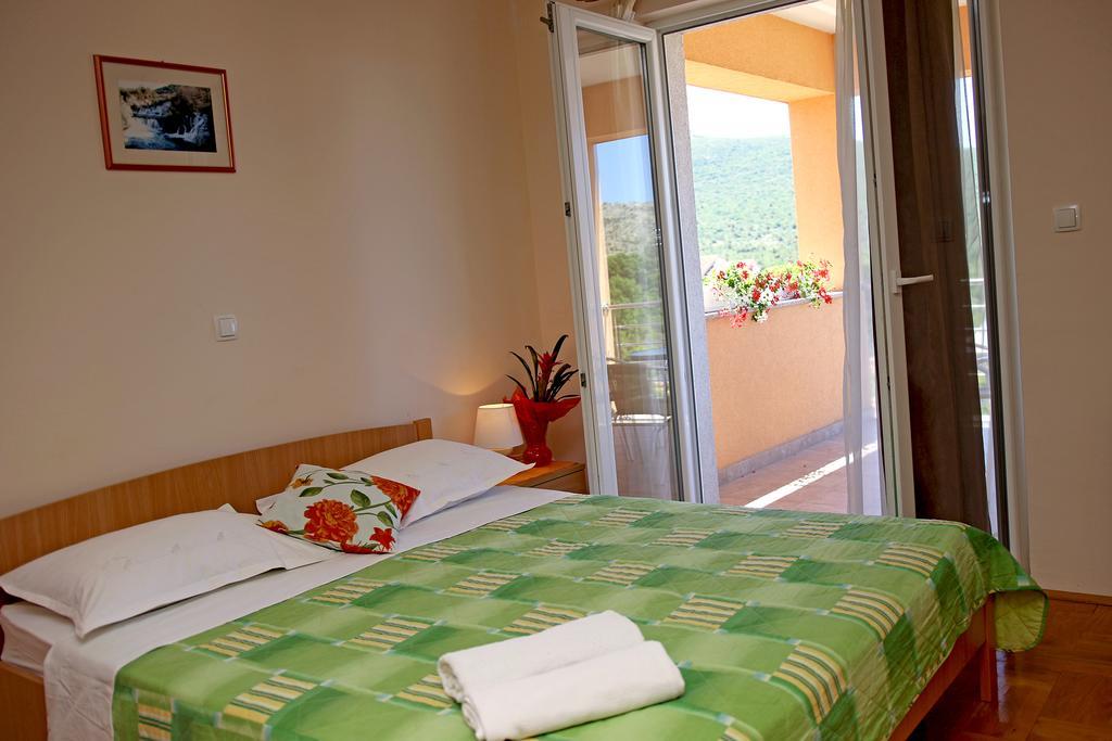 לוזובאק Guest Accommodation Slapovi Krke חדר תמונה